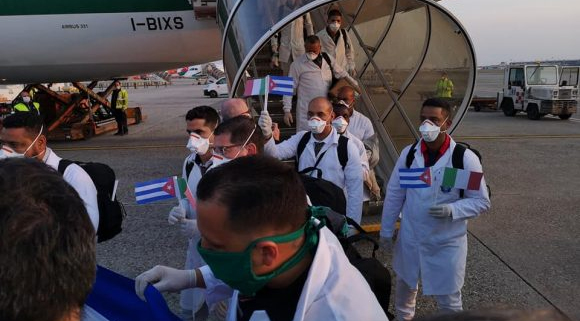 Médicos cubanos a su llegada a Italia.