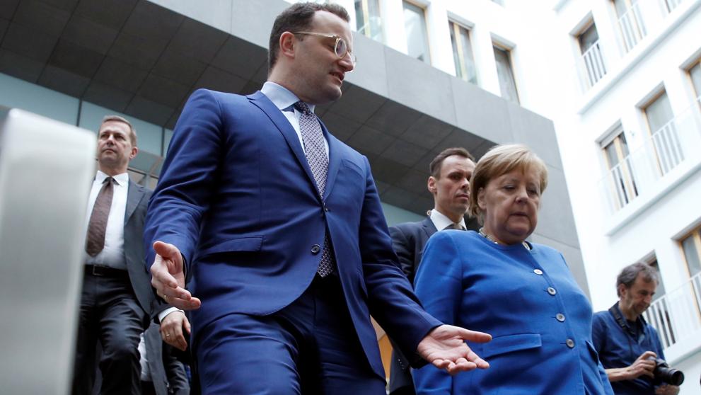 Angela Merkel junto al ministro alemán de Salud. 