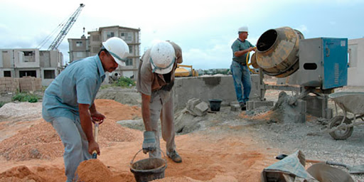 Obreros de la construcción en Cuba.