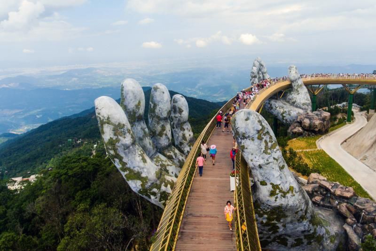 'Puente dorado', construido sobre la estructura gigante de unas manos, sobre las colinas Ba Na, Vietnam.