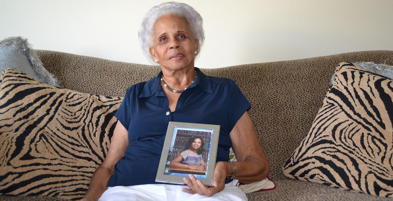 La madre de Alina López Miyares en Miami, con una foto de su hija.