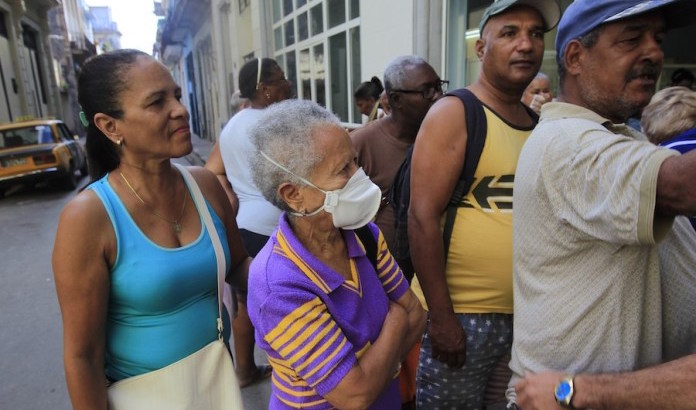 Anciana cubana en una cola en La Habana.