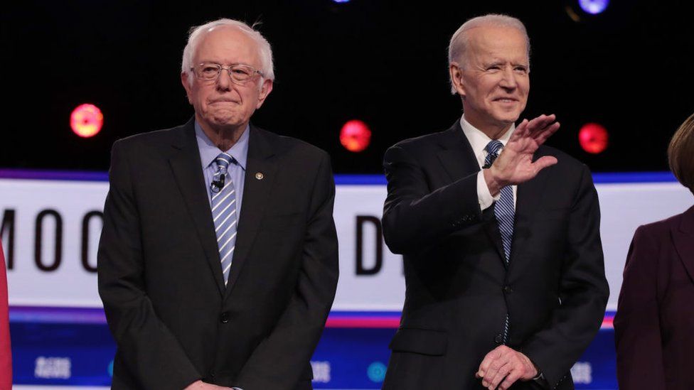 Bernie Sanders junto a Joe Biden.