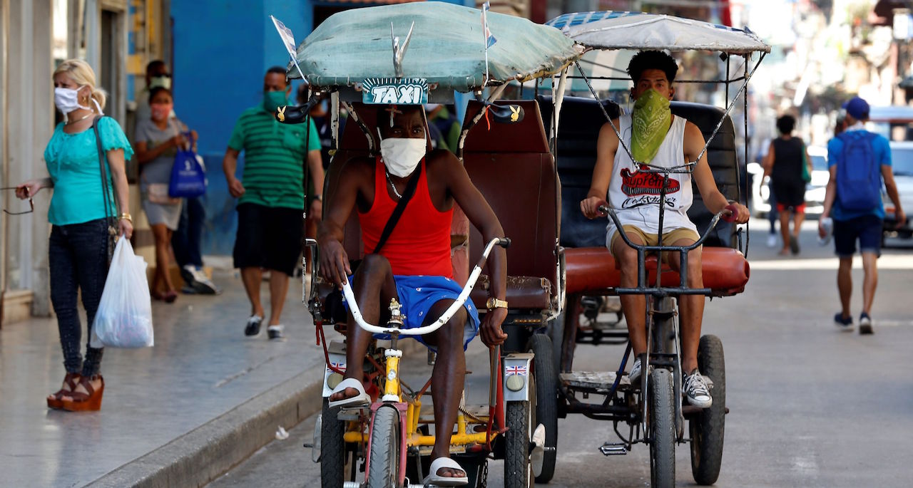 Bicitaxistas en La Habana sin pasajeros.
