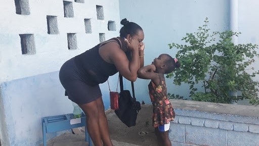Una madre despide a su hija en un círculo infantil de Cuba.
