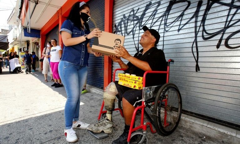 Una 'Chapo despensa' entregada a un hombre en Guadalajara.
