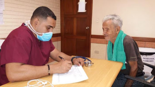 Consulta médica en Cuba.