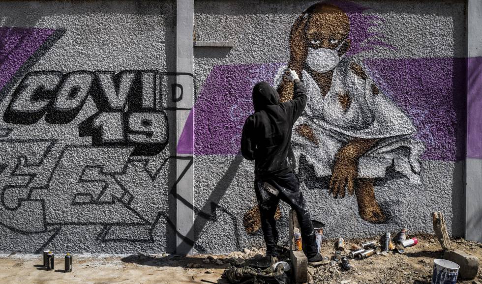 Un grafitero de Senegal pinta una obra alegórica al Covid-19.