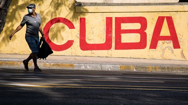Un hombre camina por una calle de Cuba.