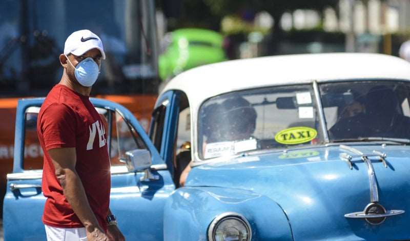 Un hombre con nasobuco en La Habana.