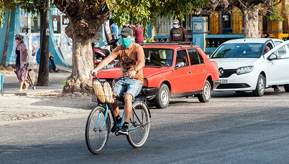 Cubano en bicicleta por una calle de La Habana.