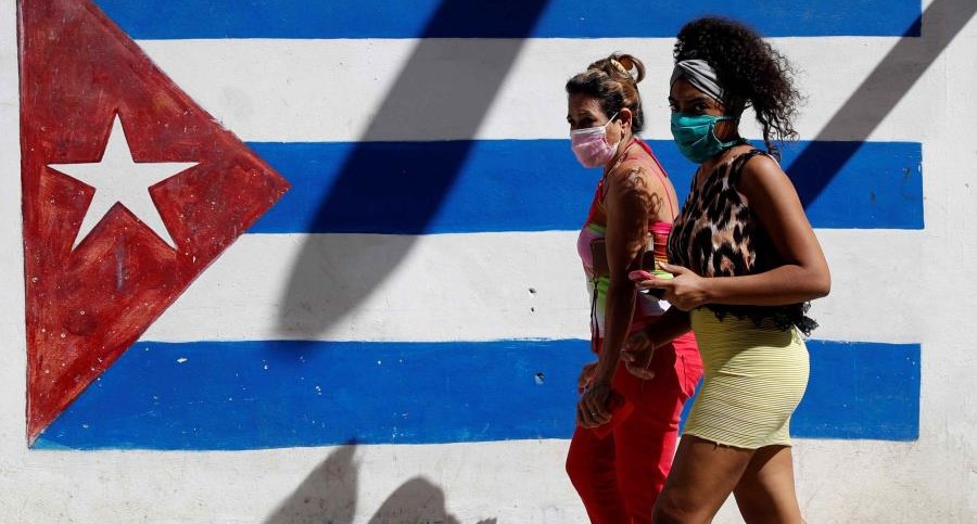 Mujeres cubanas con tapabocas por el Covid-19.