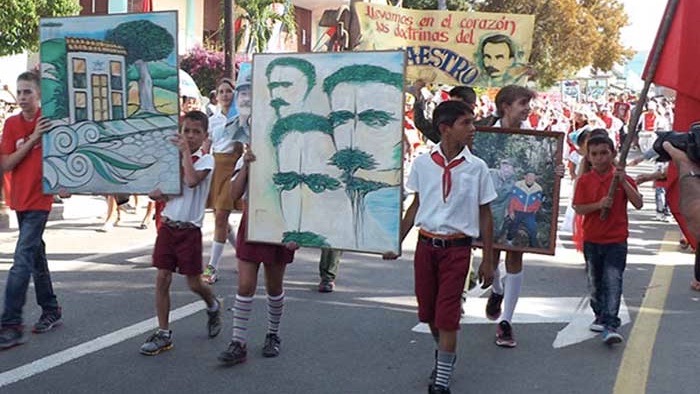 Desfile en homenaje a Martí.