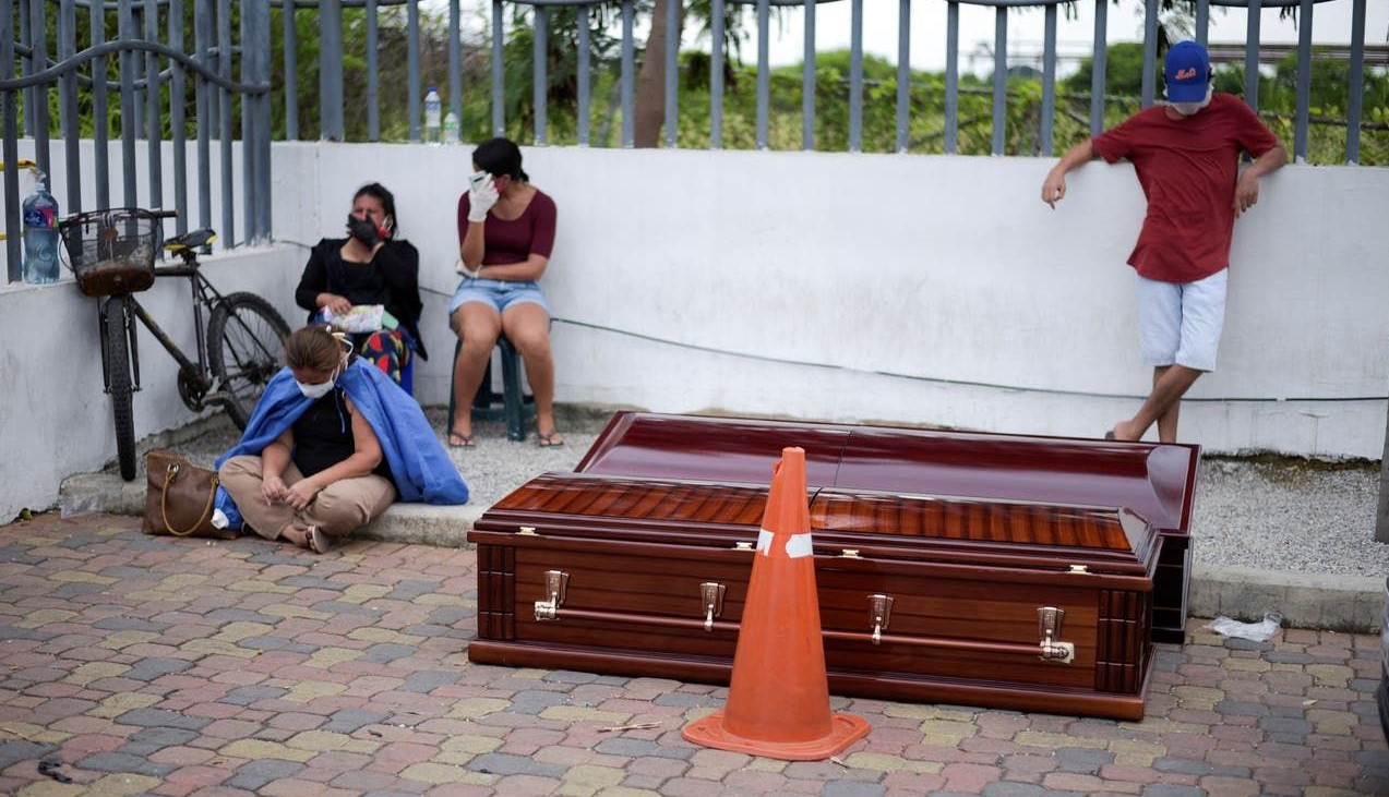 Familiares esperan la entrega de cadáveres para darles sepultura.
