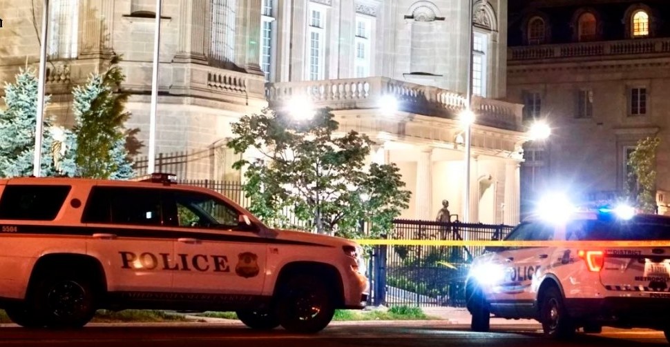 Policía frente a la embajada de Cuba en Washington.