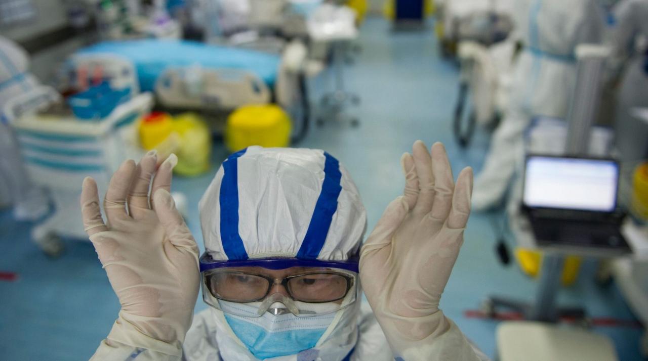 Una enfermera en un hospital de Wuhan, China.