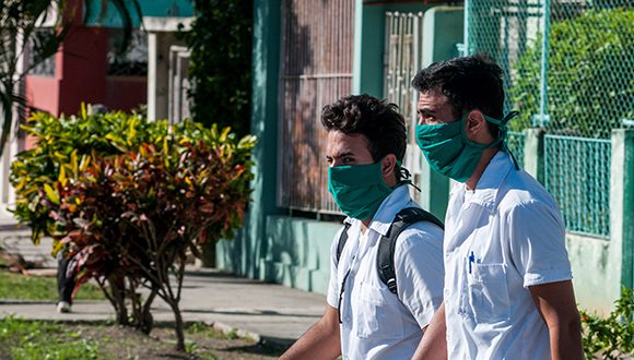 Estudiantes de medicina en pesquisaje en La Habana.