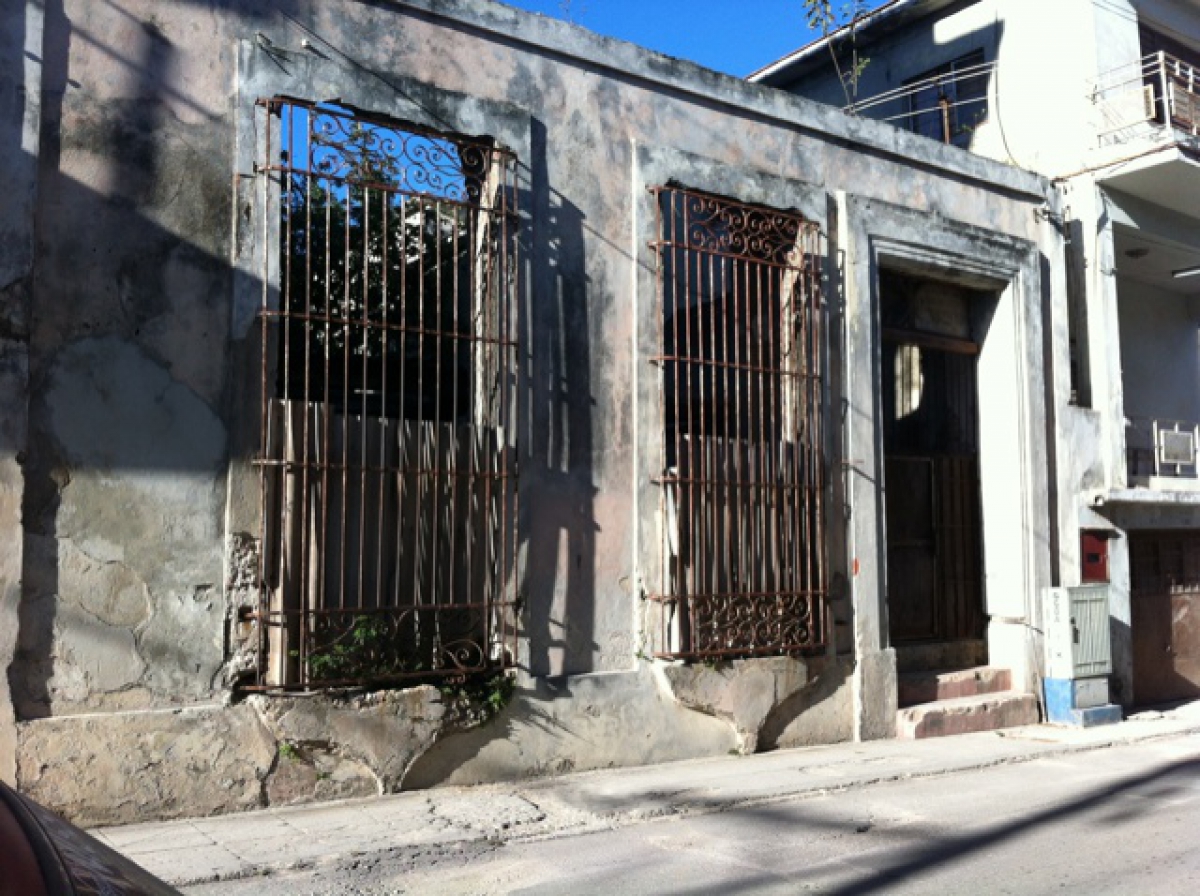 Casa en ruinas en la calle Maceo, Guanabacoa. 