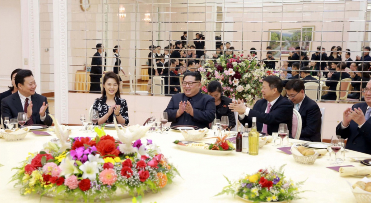 Kim Jong-un (al centro) durante un banquete. 