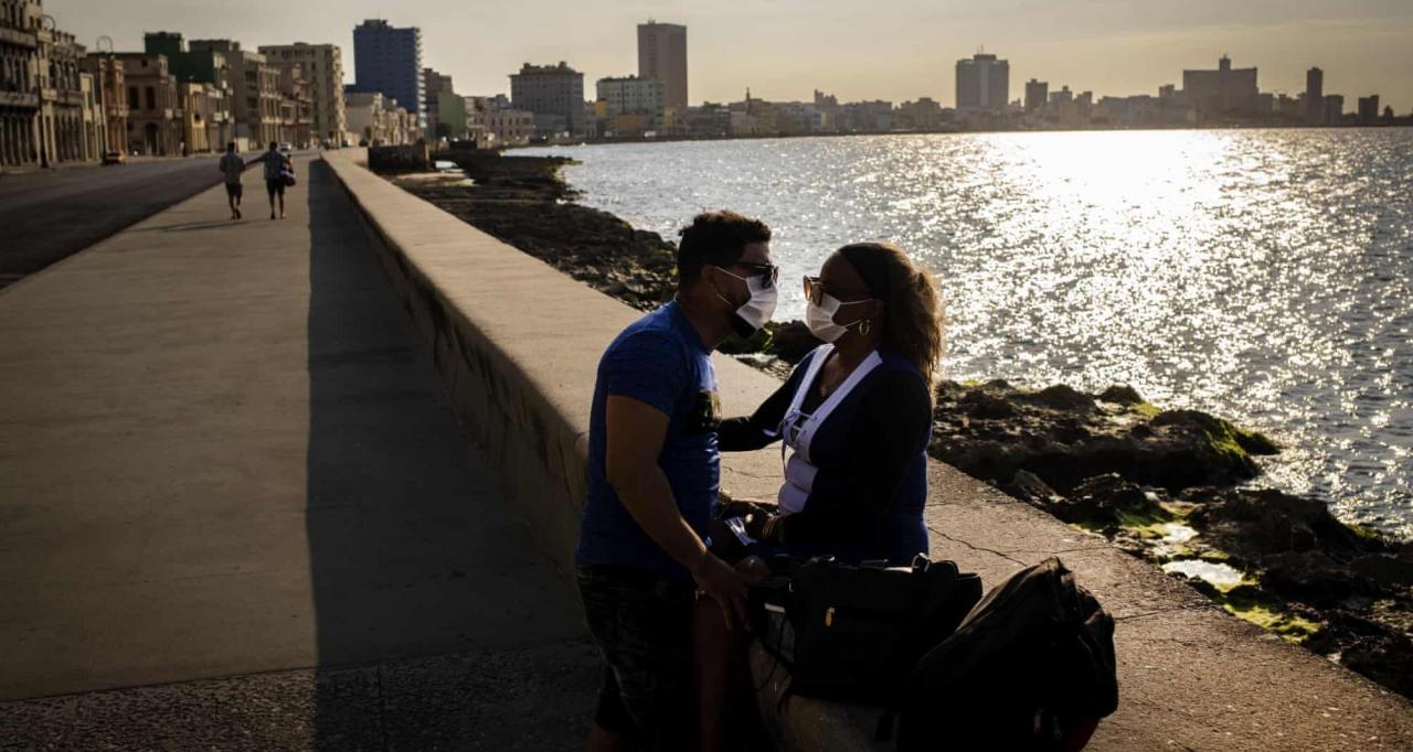 Una pareja en el Malecón de La Habana