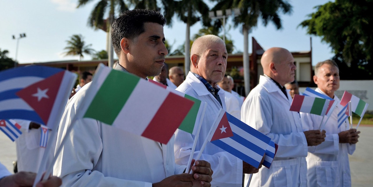 Médicos cubanos enviados al exterior.