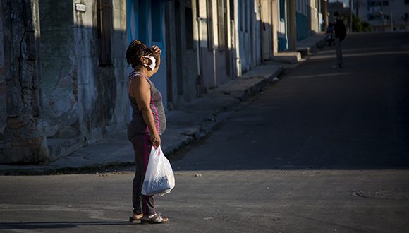 Una mujer en una calle de La Habana.