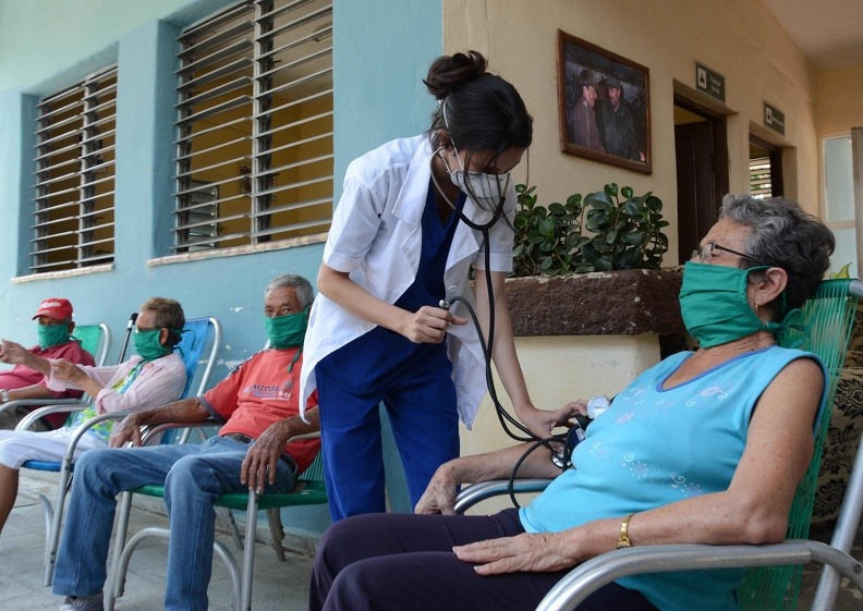 Adultos mayores en una pesquisa ante el coronavirus en Cuba.