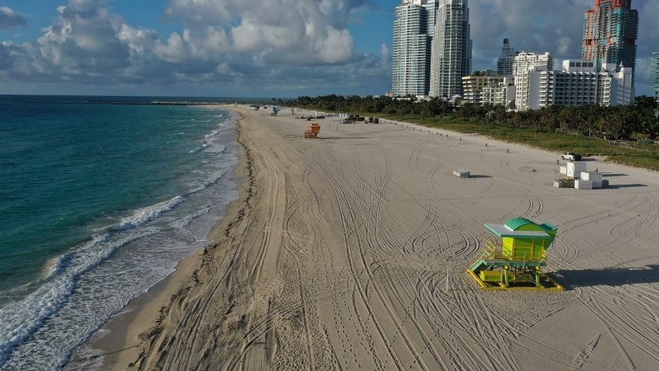 Las playas de Miami están cerradas y desiertas.