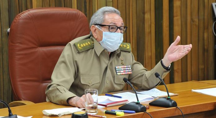 Raúl Castro el viernes en una reunión del Gobierno.