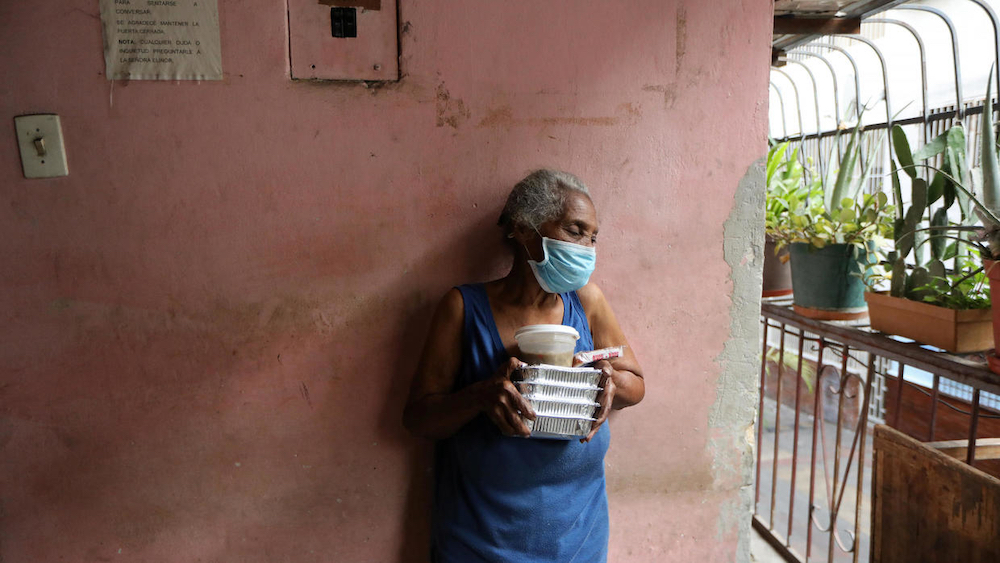 Una anciana venezolana en cuarentena tras recibir una entrega de comida el 30 de marzo.