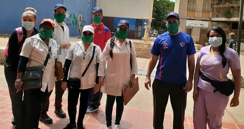 Médicos y miembros de la misión deportiva cubana en Venezuela realizando pesquisas.