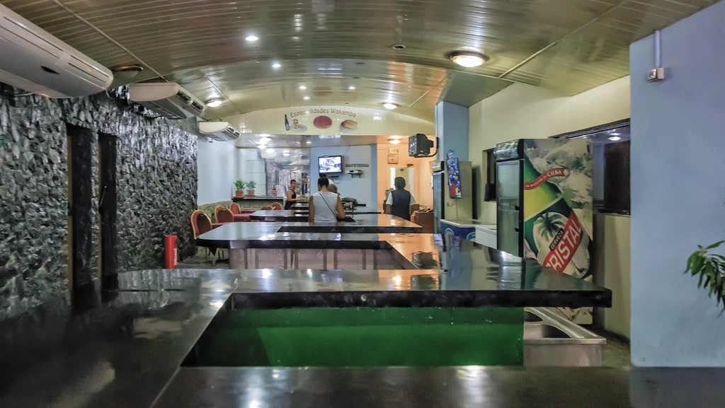 Interior de la cafetería Wakamba, en La Habana.