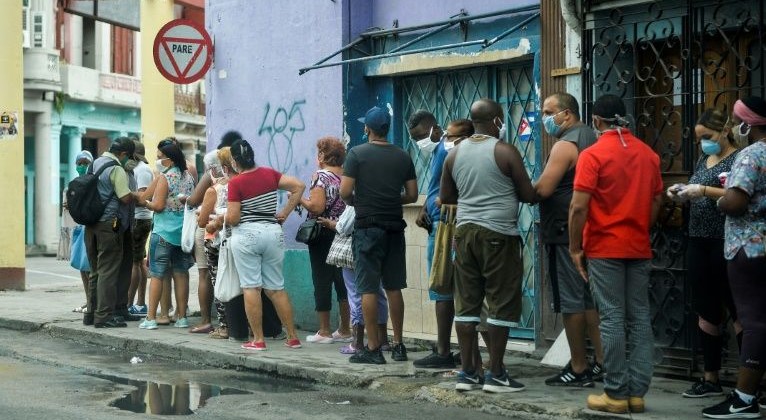 Cola en La Habana en tiempos de Covid-19.