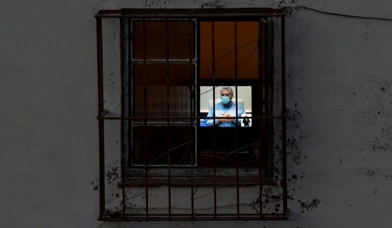 Miguel Díaz-Canel en la televisión desde una ventana. 