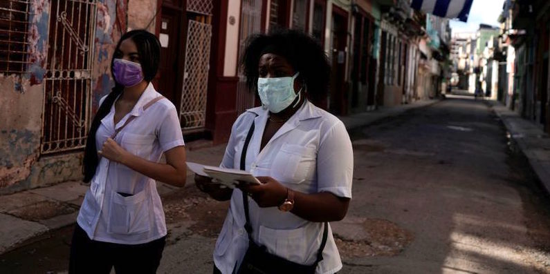 Médicos haciendo pesquisaje en La Habana.