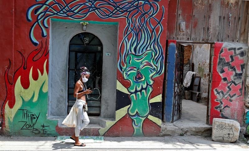 Una mujer camina por una calle en La Habana.