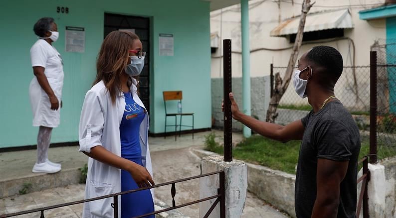 Profesionales de la salud en un consultorio en Cuba.
