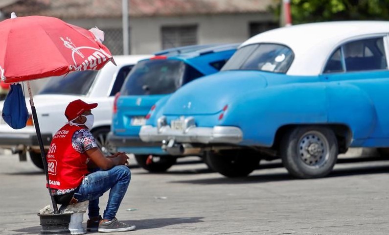 Un vigilante en un parqueo en La Habana.