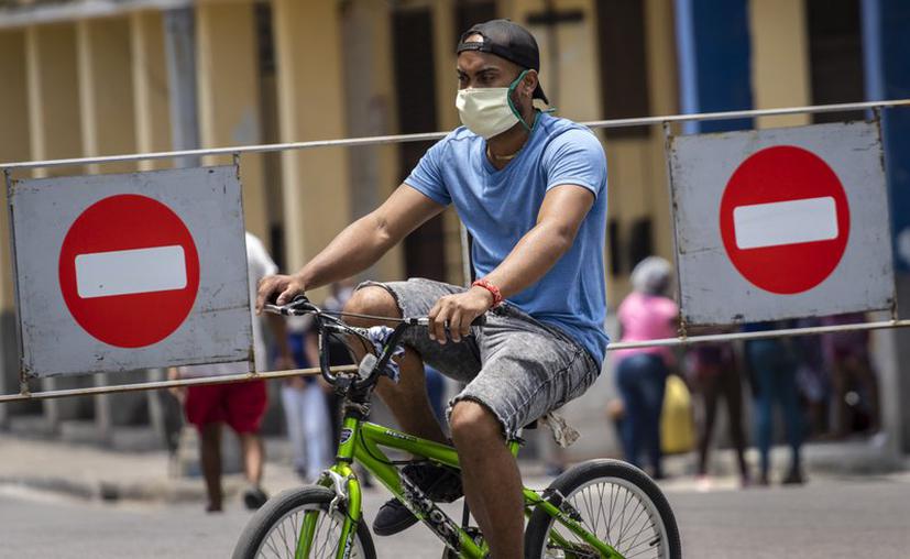 Un hombre en bicicleta en Cuba.