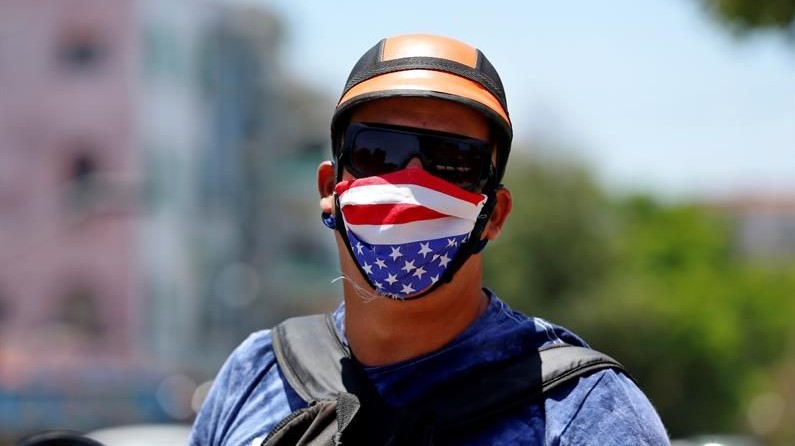 Un cubano con nasobuco de la bandera de EEUU.