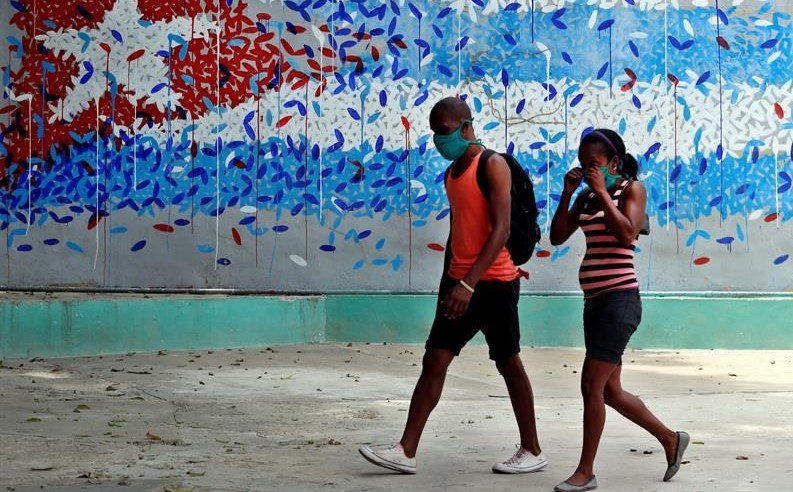 Una pareja camina por una calle en La Habana.