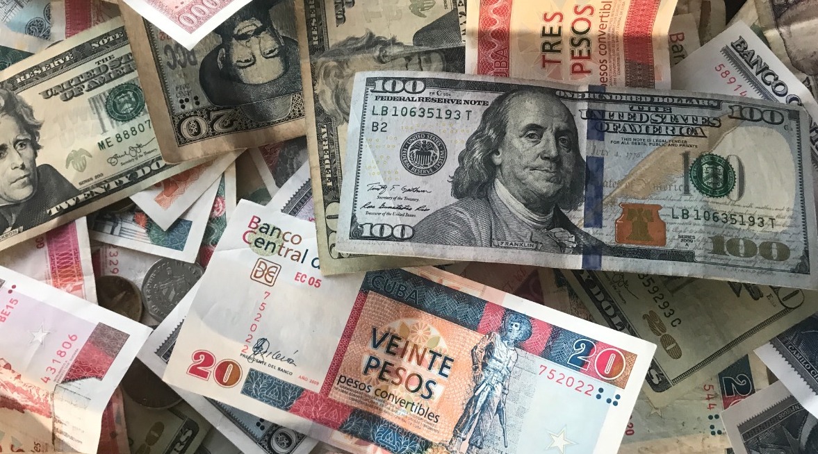 Dólares estadounidenses y pesos cubanos.