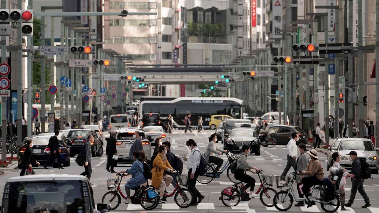Japoneses transitan por calles de Tokio.