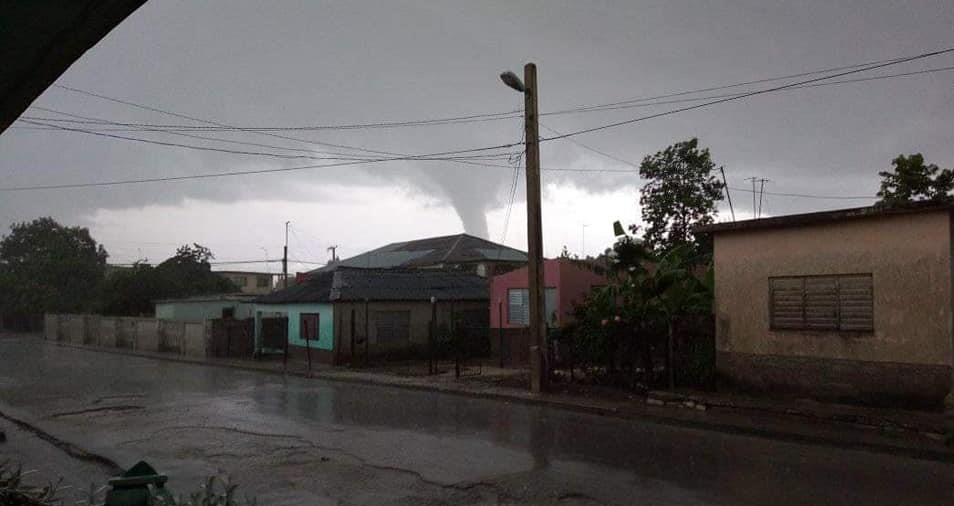 Uno de los tornados formados este fin de semana en Santiago de Cuba.