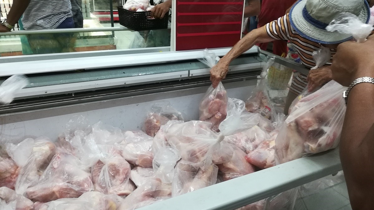 Venta de pollo en un mercado en Cuba.
