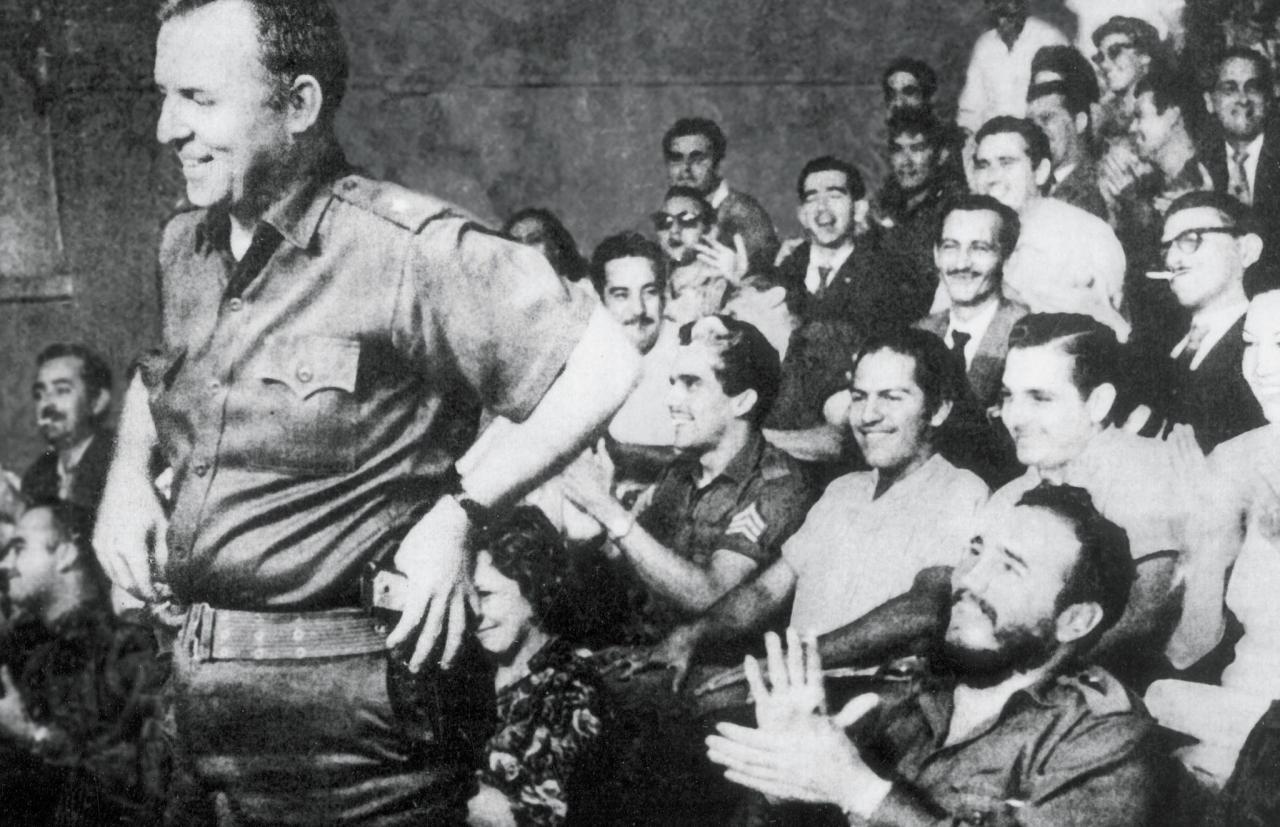 William Morgan, izq., en una aparición pública junto a Fidel Castro en 1959.