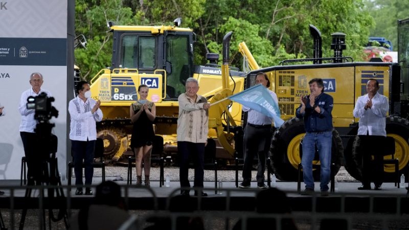  López Obrador agita una bandera en el inicio de las obras del Tren Maya en Quintana Roo.