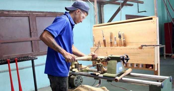 Fabricación de bates en la Empresa Batos. 