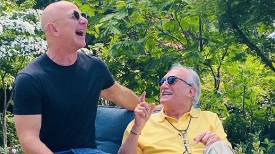 Jeff Bezos junto a su padre, Mike.