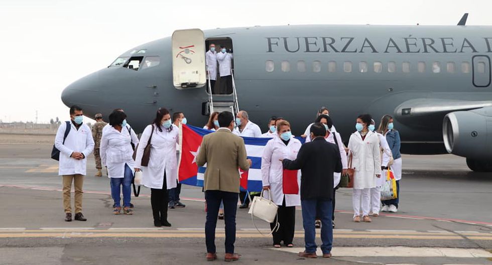 Médicos cubanos llegan a Moquegua, Perú.